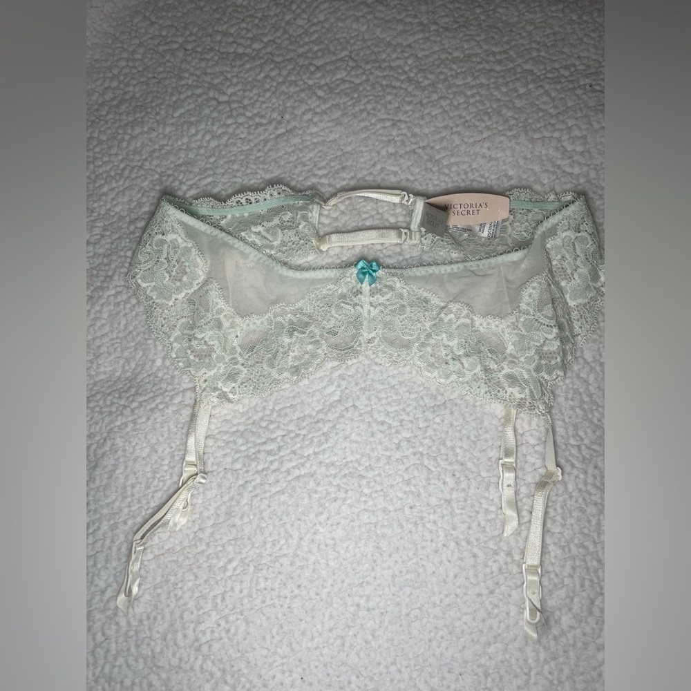 NEW 🛍️DREAM ANGELS VICTORIA SECRET🛍️ NEW With Tag
Floral Lace Garter Belt